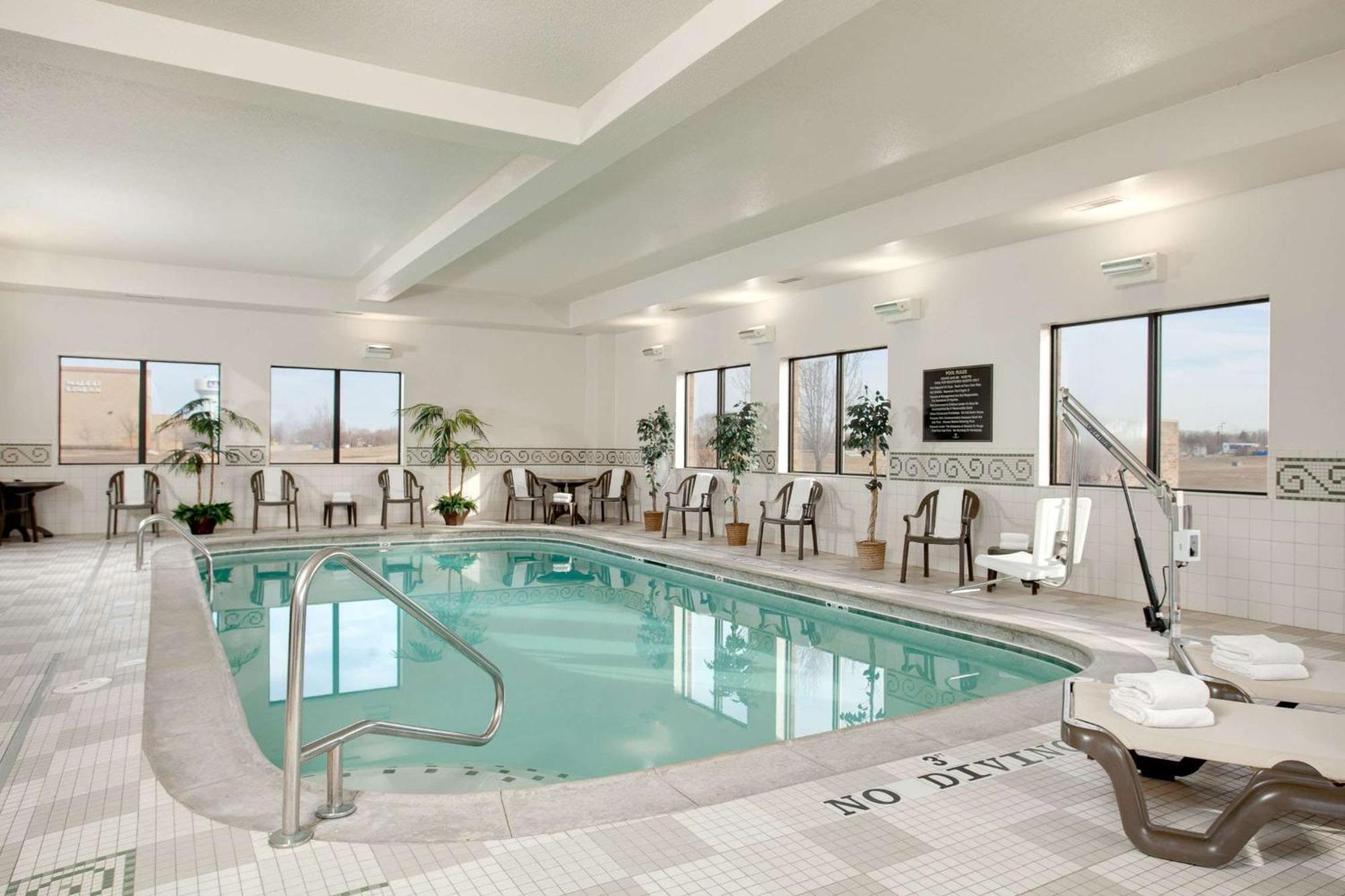 Hampton Inn & Suites Addison Eksteriør bilde