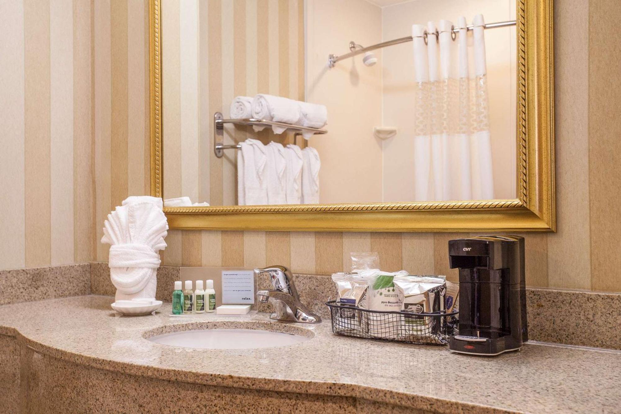 Hampton Inn & Suites Addison Eksteriør bilde