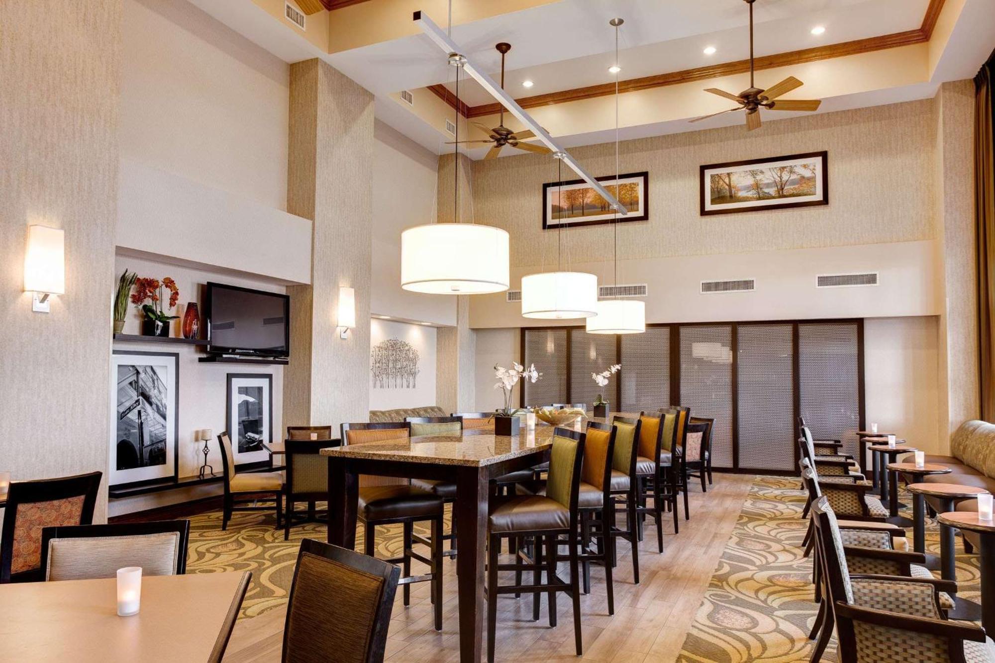 Hampton Inn & Suites Addison Eksteriør bilde